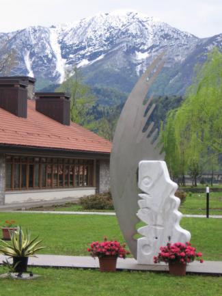 Il monumento dedicato a don Onelio